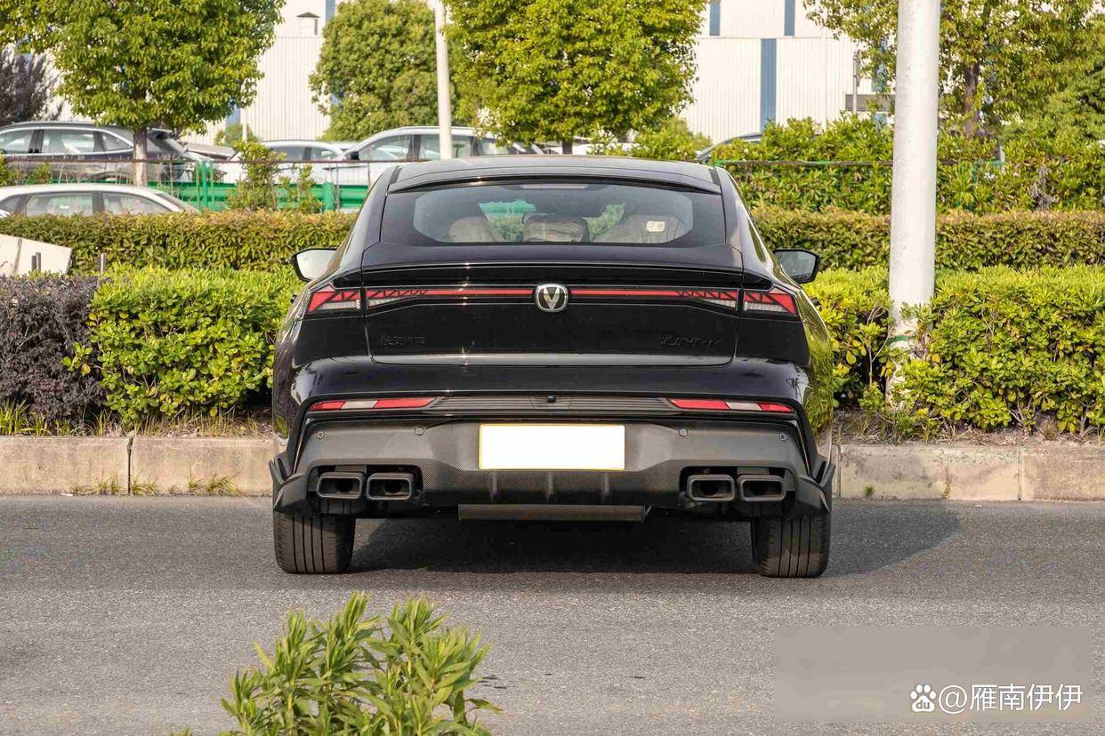 长安UNI-V直降2万实测：8万级轿跑竟配赛道模式年轻人第一台车该省还